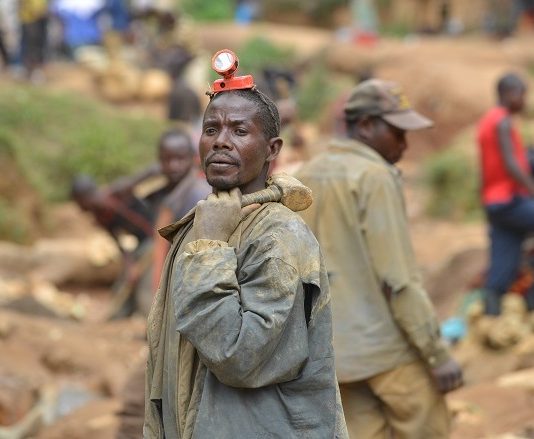 Sud-Kivu : après la mort de 50 personnes, le Gouvernement suspend l’exploitation artisanale des minerais dans le site de Kamituga