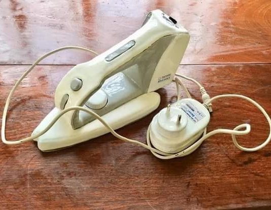 RDC : un jeune congolais de 23 ans fabrique des fers à repasser rechargeables avec 3 heures d’autonomie