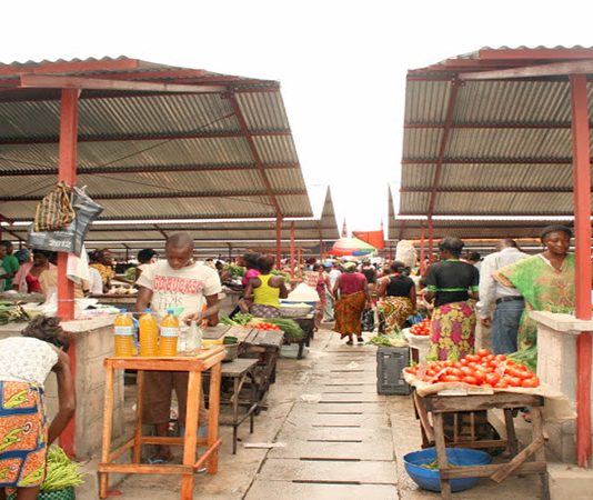 Kinshasa : construit en 1970 pour 3500 places, le marché central de Kinshasa accueil aujourd’hui 20.000 vendeurs
