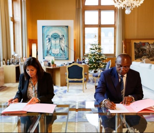 RDC : Gentiny Ngobila signe un accord de coopération avec la Mairie de Paris pour l’assainissement de Kinshasa