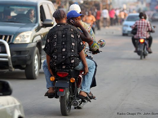 Ituri: les mototaxis obligées de payer 50 dollars à l’état pour l’obtention d’une plaque minéralogique, le casque et le gilet