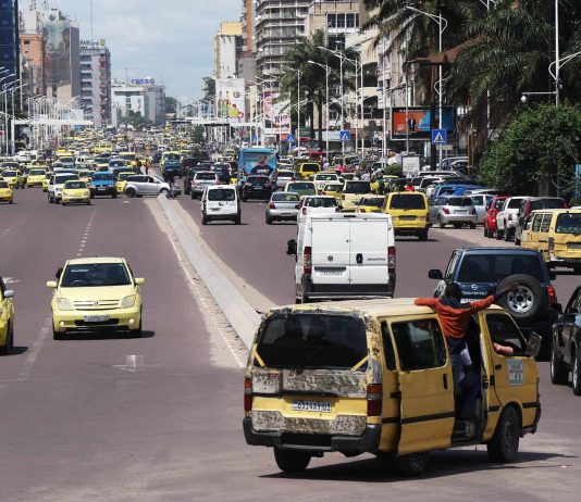 Kinshasa: les propriétaires de camions-bennes obligés de protéger leur chargement avec une bâche