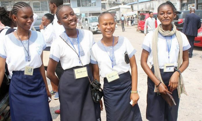 eleves-filles-exetat-sourire-190617-800px