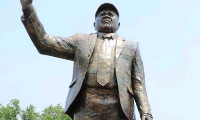 rdc-une-statue-de-8-5-metres-de-haut-erige-a-kinshasa-en-memoire-d-etienne-tshisekedi_1643790659