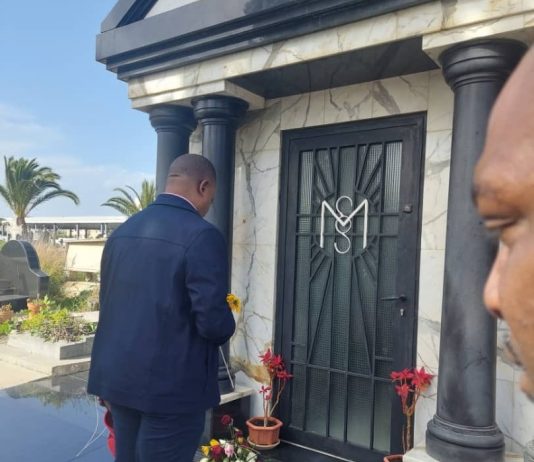MAROC-RDC: à quelques heures du Match, députés et sénateurs s’inclinent devant la tombe du Maréchal Mobutu