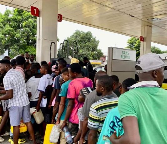 Kinshasa: Pénurie de carburant et des longues files d’attente devant les stations-services