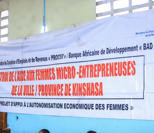 RDC: Claudine Ndusi M’Kembe a procédé à la remise de l’aide micro-entrepreneurs à plus de 400 femmes à Kinshasa.