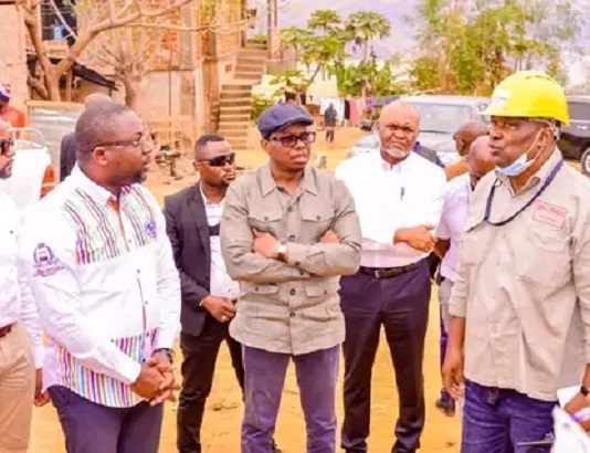 Matadi: le gouverneur Guy Bandu visite le site de Sep-Congo envahi par des construction anarchiques
