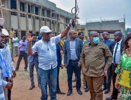 Kasaï-Oriental: le gouverneur Mathias Kabeya inspecte les travaux d’infrastructures financés par le FPI