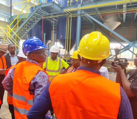 Kwilu: Julien Paluku visite les travaux de construction d’une raffinerie d’huile de Palme, financés par le FPI