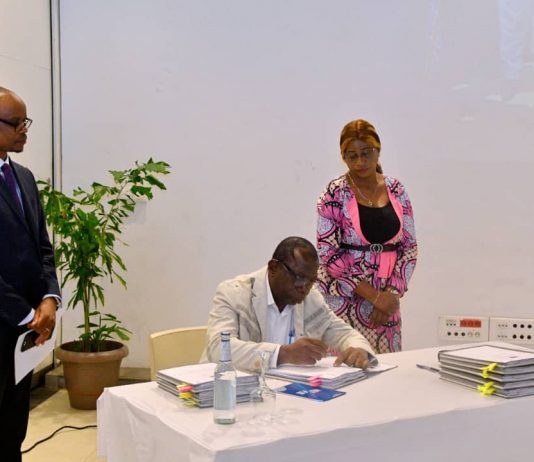 RDC: les unités de gestion de 27 projets financés par la BAD signent des contrats de performance avec le Gouvernement
