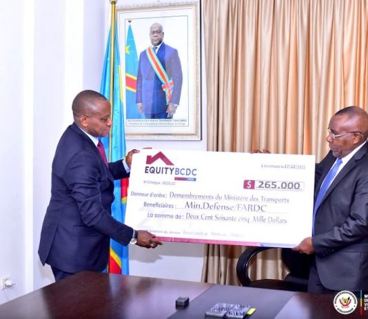 Est de la RDC: le ministre des transports collecte 275.000 $ et remet à l’armée