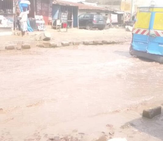 Kinshasa : six gros nids des poules se sont formés sur la route qui relie l’arrêt triangle vers l’Unikin