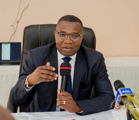 RDC: le ministre julien paluku visite le poste frontalier de lufu