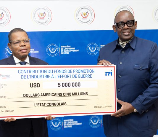 RDC: le Fonds de promotion de l’industrie offre au gouvernement un chèque de 5 millions de dollars comme contribution à l’effort de guerre